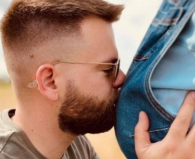Christopher suutelee Marinen raskausvatsaa.